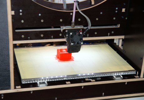 Fase di stampa 3D di un piccolo oggetto con una stampante che costa meno di 1000 euro e che impiega la tecnologia FDM, a deposizione di filamenti fusi