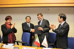 La firma dell’accordo ENEA-NEDO (da sx Teresa Bellanova, Munehiko Tsuchiya, Federico Testa e Kazuyoshi Umemoto).