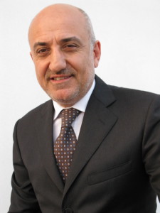 Marco Bobbio, dipendente di Azeta Srl, distributore per l'Italia dei moduli fotovoltaici AEG. 